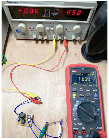 完成したプリント基板に部品を実装して出力電圧を確認する。12Vが出力されていたら回路は正しく動作している
