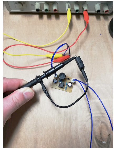 プローブでループを作りDC-DC コンバータに近づける