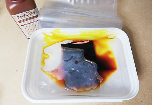 現像した基板とエッチング液を袋に入れて湯煎する