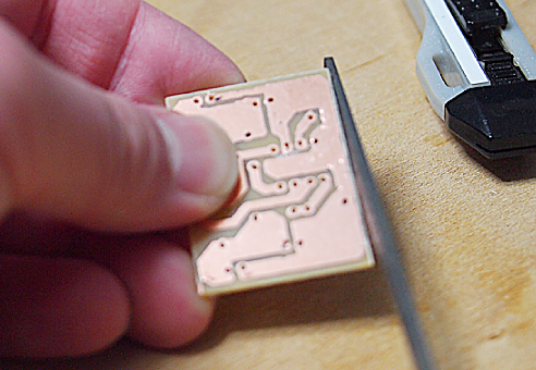 基板のエッジをやすりで磨く