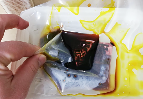 ポリ袋の中のエッチング液を攪拌する