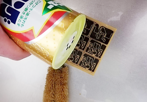 エッチング処理が終わった基板の耐酸皮膜をクレンザで削り取る