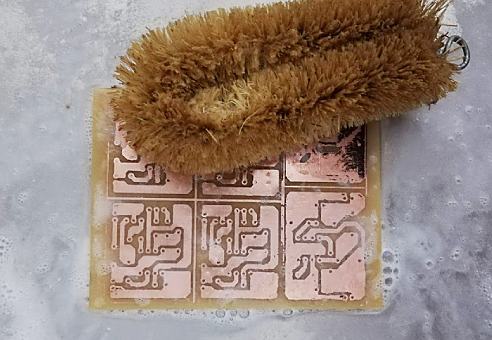 クレンザを振りかけたらたわしで磨く