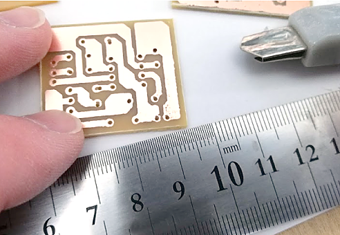 カット作業1：カッタ・ナイフで基板の裏と表から切り込みを入れて切断する