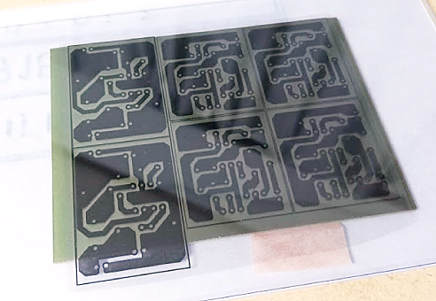 感光基板とマスク・フィルムの位置を合わせる