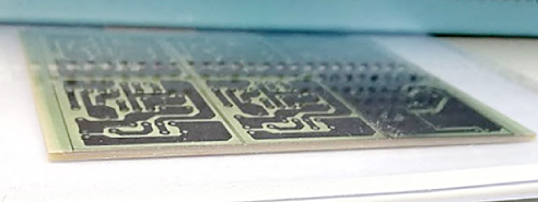 マスク・フィルムの上から光を当てる（露光という）